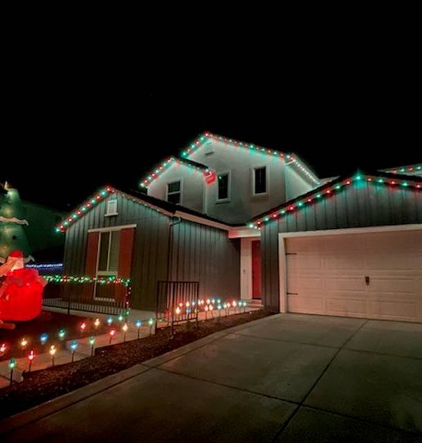 A beautifully lit home by 865 Holiday Lights